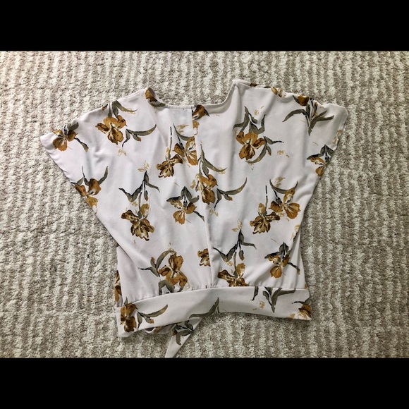 Flowery Top with Tie Front 🌻 - Picture 7 of 7